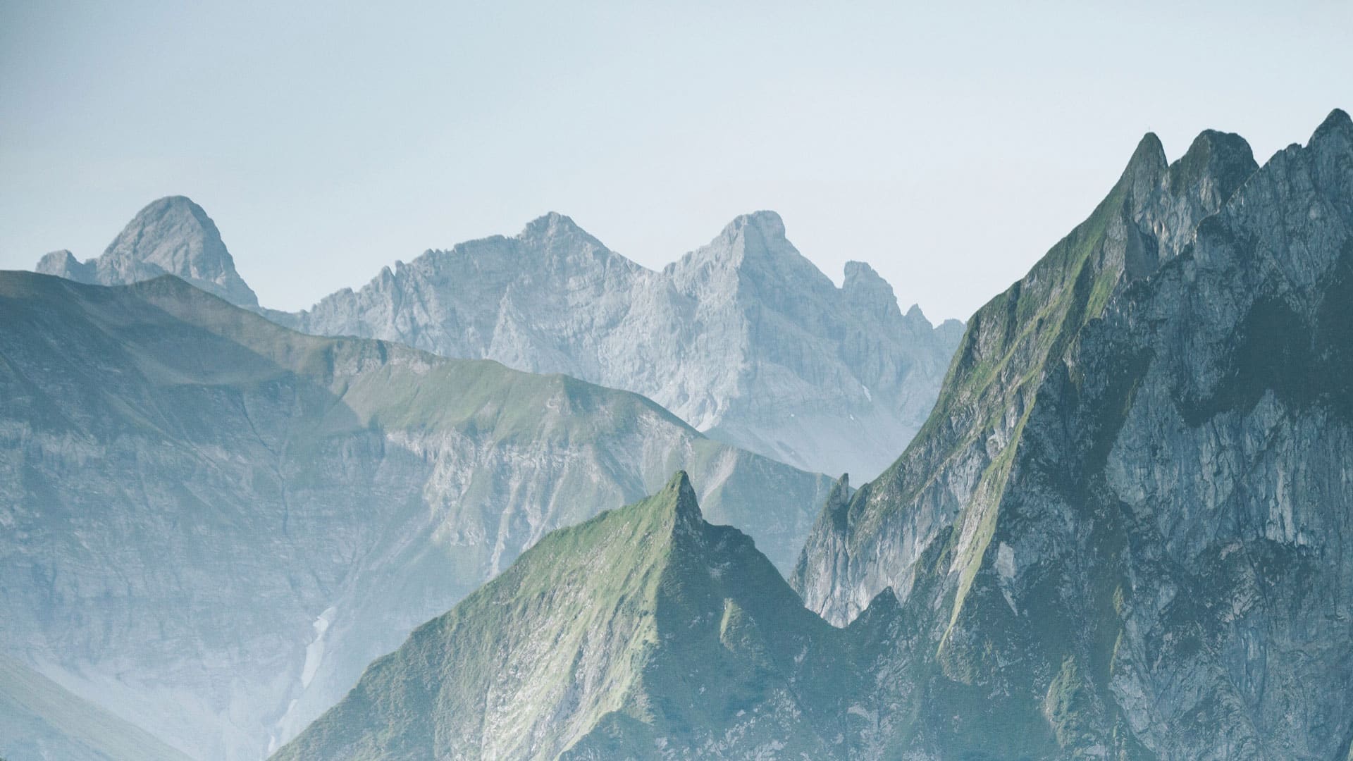 rev_mountain_bg Auschnitt des Titelbildes - Berge und Himmel
